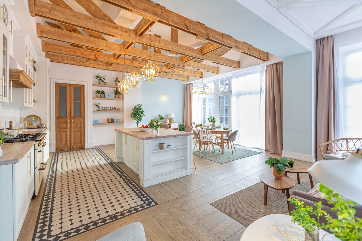 Podłogi drewniane od zawsze cieszą się dużą popularnością wśród osób poszukujących trwałych, estetycznych i naturalnych rozwiązań do swojego domu czy biura