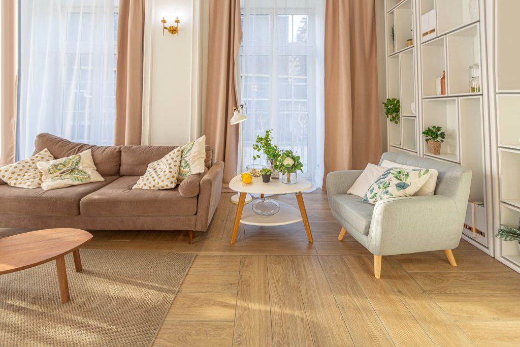 Podłogi drewniane od zawsze cieszą się dużą popularnością wśród osób poszukujących trwałych, estetycznych i naturalnych rozwiązań do swojego domu czy biura